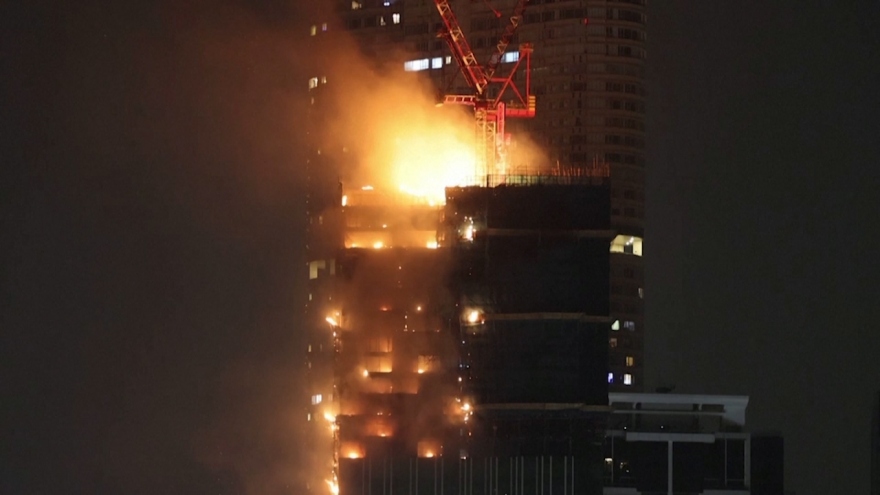 Cháy lớn tại tòa nhà đang xây dựng ở Hong Kong (Trung Quốc)